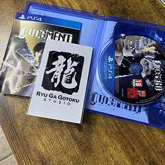 Judgment PS4 contenuto libretti e adesivo